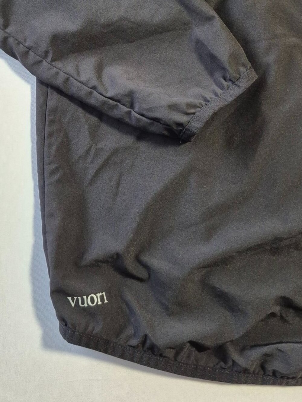 Vuori Outdoor Trainer Shell Jacket Mens M Black Hooded Lightweight V512 Full Zip - Picture 6 of 10